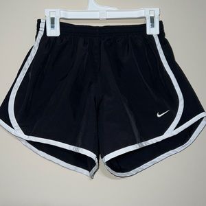 Nike Kids Size Large Black and White Active Shorts With lining Great Condition